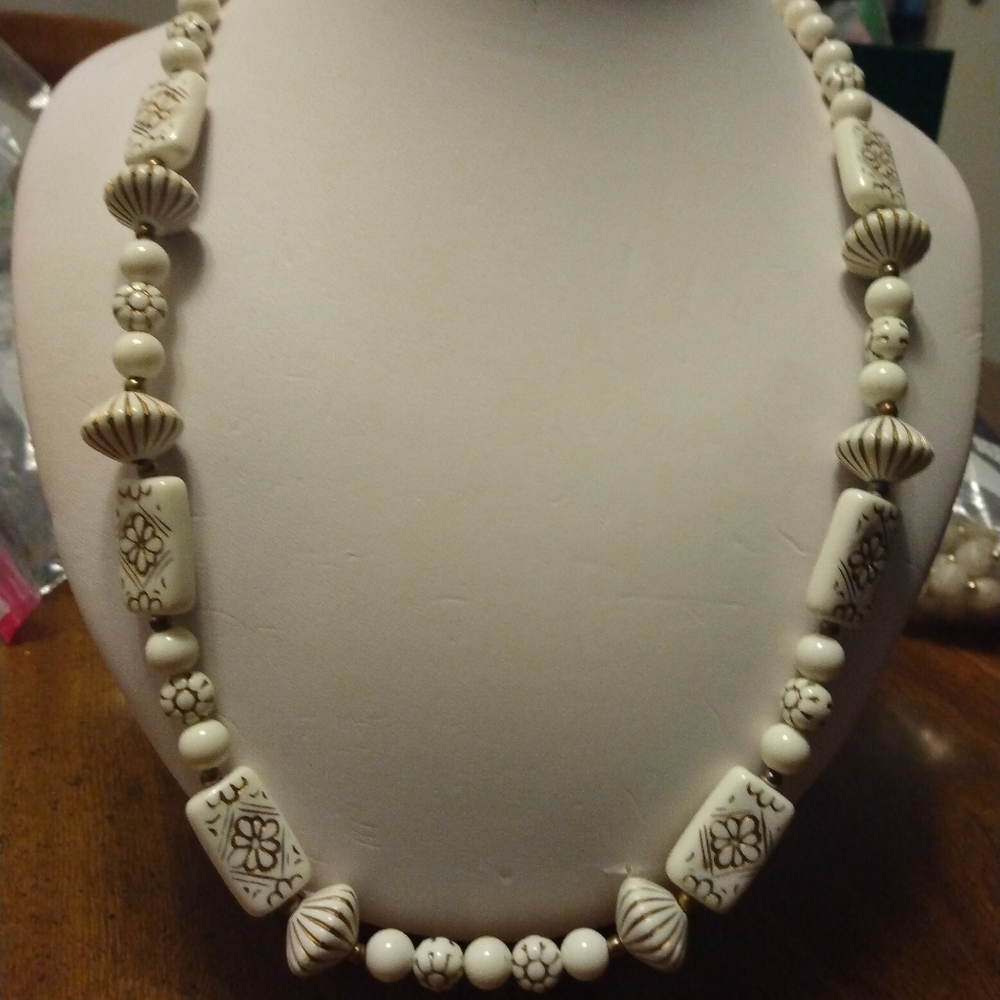 Lot of stylish ladies vintage necklaces